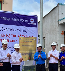 EVNHCMC gắn biển công trình Chào mừng Đại hội Công đoàn TP Hồ Chí Minh